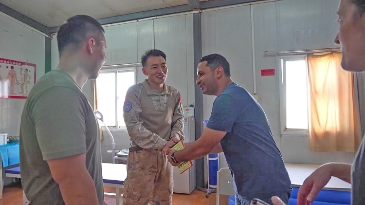 外國友人致謝。王軍杰攝