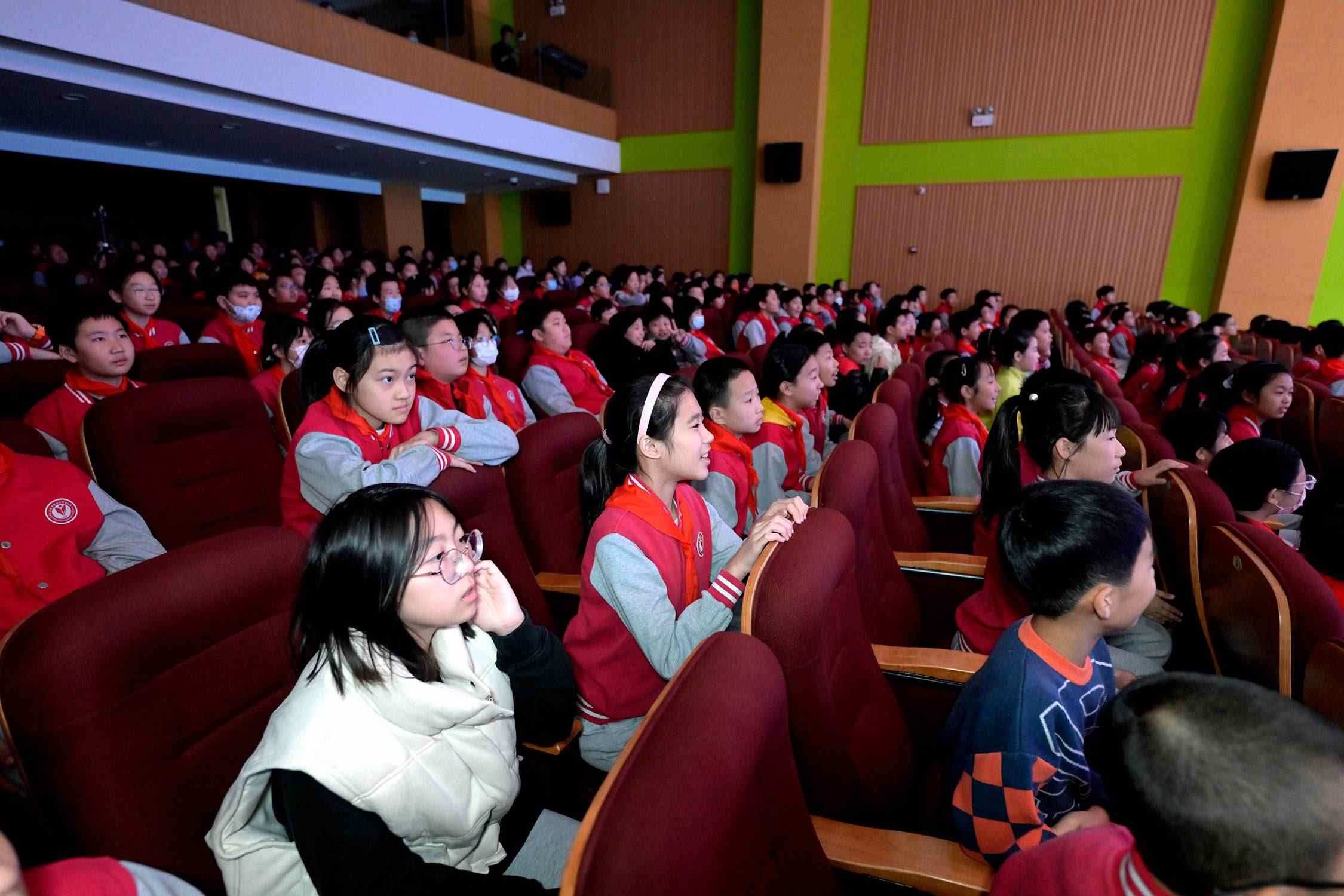 花校區(qū)學(xué)生現(xiàn)場(chǎng)歡呼照片。主辦方供圖