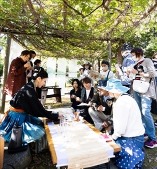 游客們在浙江體驗(yàn)區(qū)品茶。