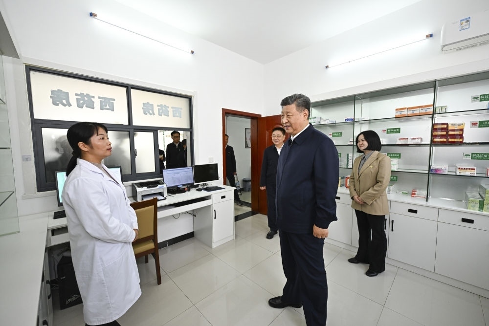 2024年11月5日，習(xí)近平在湖北省咸寧市嘉魚縣潘家灣鎮(zhèn)四邑村衛(wèi)生室考察。習(xí)近平指出：“要進(jìn)一步加強(qiáng)黨建引領(lǐng)，抓住‘一老一小’這個(gè)重點(diǎn)，更加精準(zhǔn)有效地為群眾排憂解難?！? width=