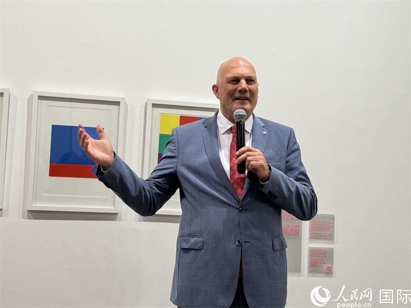 11月8日，瑞士駐華大使白瑞誼在“瑞士經(jīng)典設(shè)計(jì)展”開(kāi)幕式上發(fā)表致辭。（人民網(wǎng) 謝瑩攝）