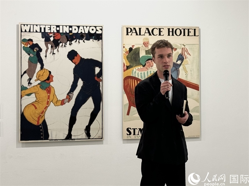 11月8日，“瑞士經(jīng)典設(shè)計(jì)展”策展人言照壁向與會(huì)嘉賓導(dǎo)覽。（人民網(wǎng) 謝瑩攝）