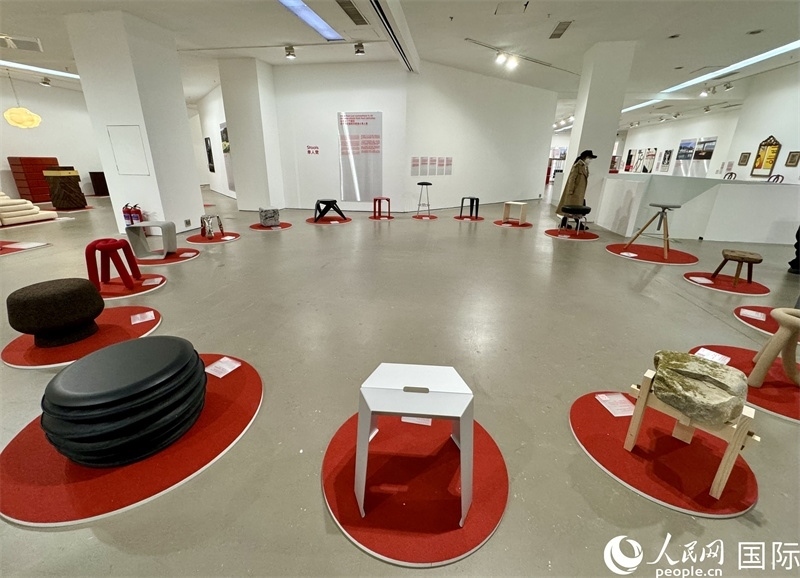 11月8日，瑞士經(jīng)典設(shè)計(jì)展現(xiàn)場(chǎng)。（人民網(wǎng) 謝瑩攝）