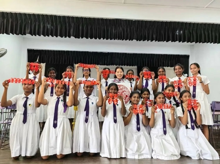 斯里蘭卡學(xué)生展示剪紙作品。圖片由主辦方提供