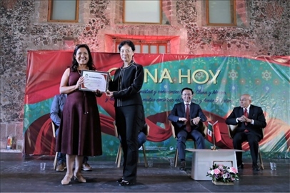 李雅芳向加比拉爾·塞迪略授予“拉美分社榮譽(yù)員工”稱(chēng)號(hào)。主辦方供圖