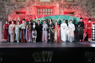 墨西哥華人婦女聯(lián)合總會(huì)木蘭藝術(shù)團(tuán)的中國(guó)古代服裝表演。主辦方供圖