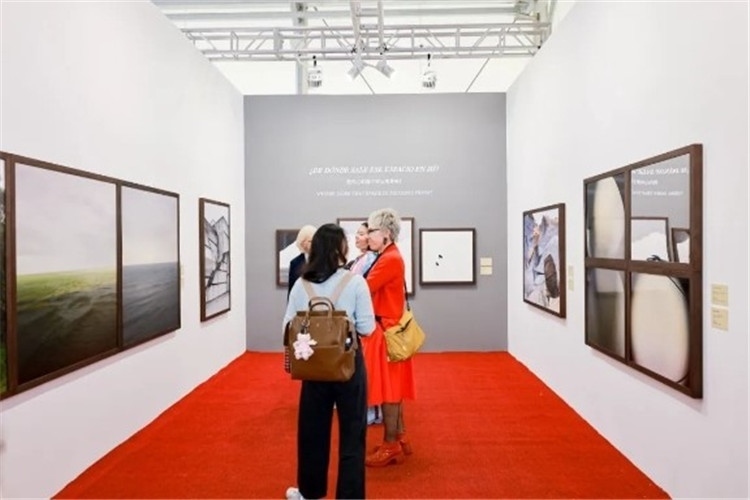 “我內(nèi)心的那個(gè)空從哪里來？從波濤、云朵和勇氣”西岸藝博會展覽現(xiàn)場 圖片由主辦方提供