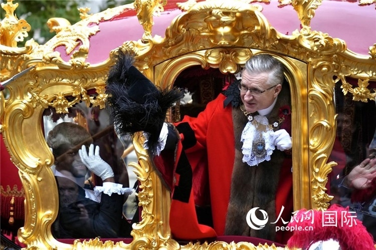 新任金融城市長(zhǎng)阿拉斯泰爾·金向人群致意。吳若鳴攝