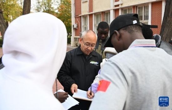 在天津鐵道職業(yè)技術學院，老師指導幾內亞學員使用測距儀器（11月11日攝）。新華社記者 李然 攝