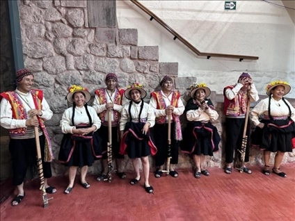 身著傳統(tǒng)服飾的秘魯藝人。本報(bào)記者 張朋輝 攝