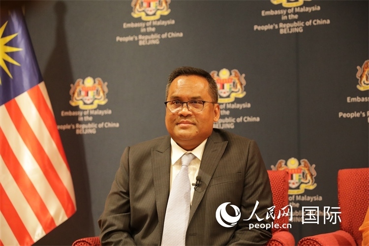 馬來(lái)西亞駐華大使諾曼在11月12日召開(kāi)的記者見(jiàn)面會(huì)上回答記者提問(wèn)。人民網(wǎng) 王婧攝