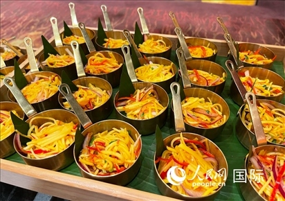 馬來(lái)西亞美食節(jié)現(xiàn)場(chǎng)準(zhǔn)備的美食。人民網(wǎng) 王婧攝