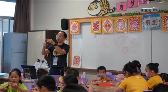 剪紙教學(xué)。主辦方供圖