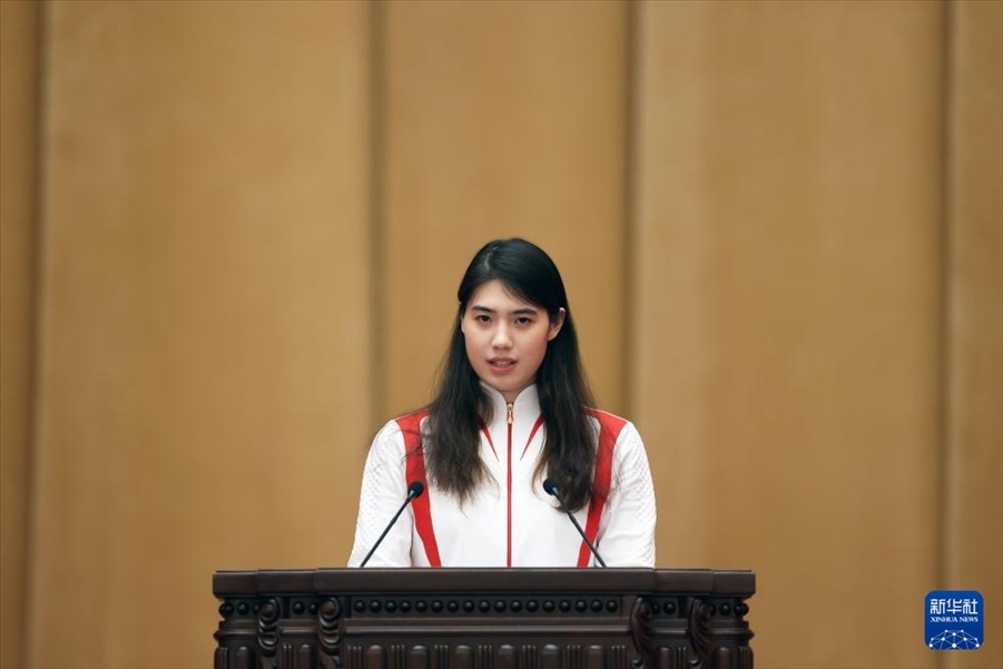 11月15日，游泳運(yùn)動(dòng)員張雨霏在報(bào)告會(huì)上發(fā)言。新華社記者 李明 攝