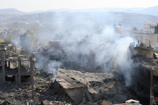 這是10月16日在黎巴嫩南部城鎮(zhèn)加納拍攝的遭摧毀的建筑。新華社發(fā)（阿里·哈希紹攝）