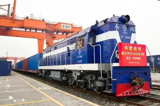 11月15日，X8083次中歐班列（重慶—杜伊斯堡）等待發(fā)車。新華社記者 張子彧 攝