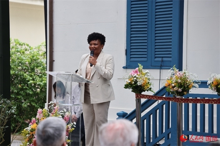 巴西文化部部長梅內(nèi)塞斯在開園儀式上發(fā)表致辭。人民網(wǎng)記者 張志文攝