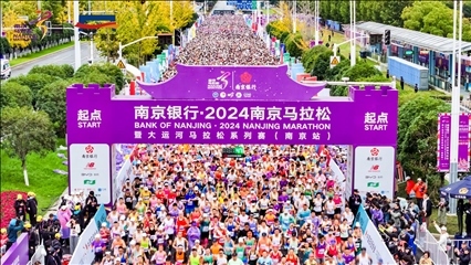 比賽選手沖出起點(diǎn)。賽事組委會(huì)供圖