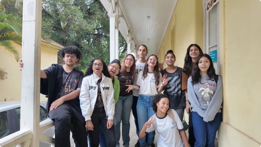 學(xué)生們用中文跟島叔問好。作者供圖