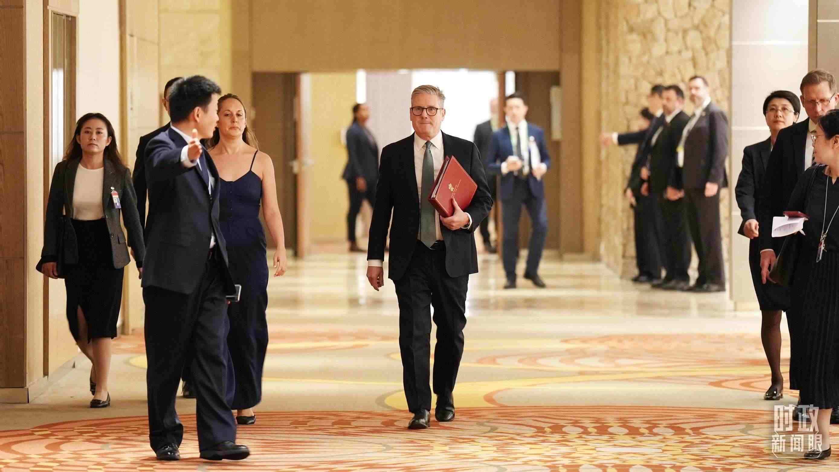 △英國(guó)首相斯塔默抵達(dá)會(huì)見(jiàn)現(xiàn)場(chǎng)。（總臺(tái)記者李晉拍攝）