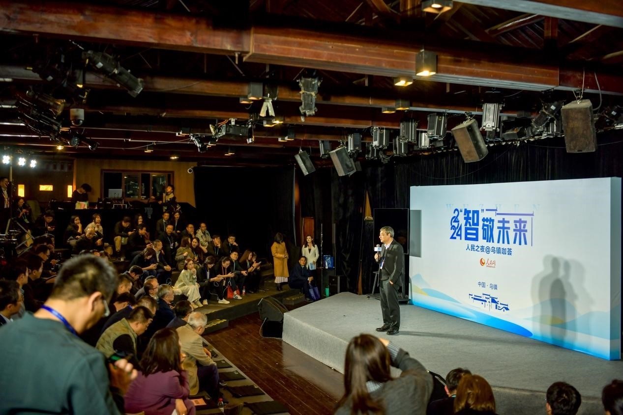 在開場環(huán)節(jié)，清華大學(xué)人工智能研究院常務(wù)副院長、教授孫茂松發(fā)言分享。人民網(wǎng)記者 任峰濤攝