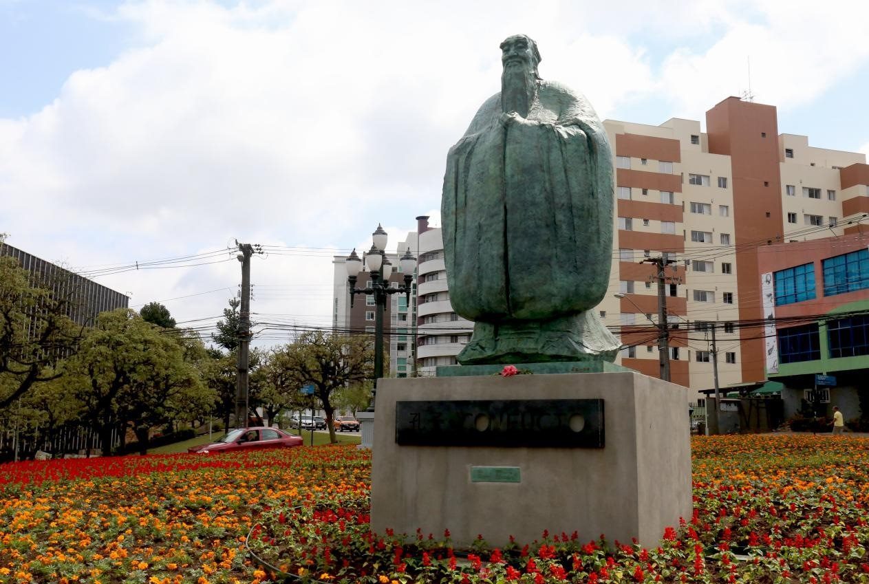 2017年，吳為山雕塑《孔子》立于巴西庫(kù)里蒂巴市，該廣場(chǎng)被永久命名為“中國(guó)廣場(chǎng)”。中國(guó)美術(shù)館供圖