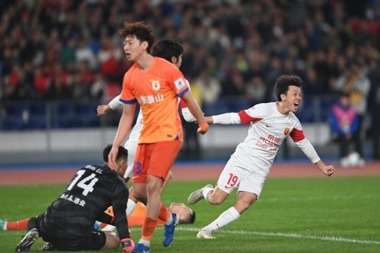 11月23日，上海海港隊(duì)球員王振澳（右）慶祝進(jìn)球。新華社記者 黃宗治 攝