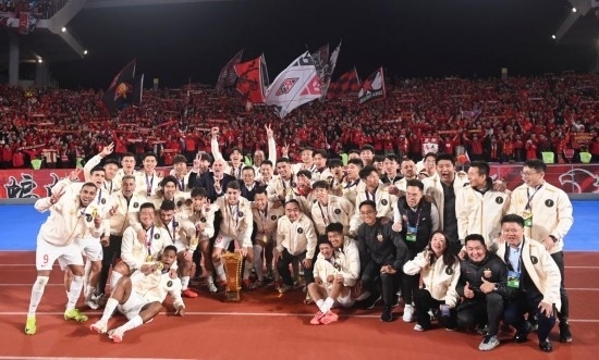 11月23日，上海海港隊(duì)成員在頒獎(jiǎng)儀式后與球迷合影。新華社記者 黃宗治 攝