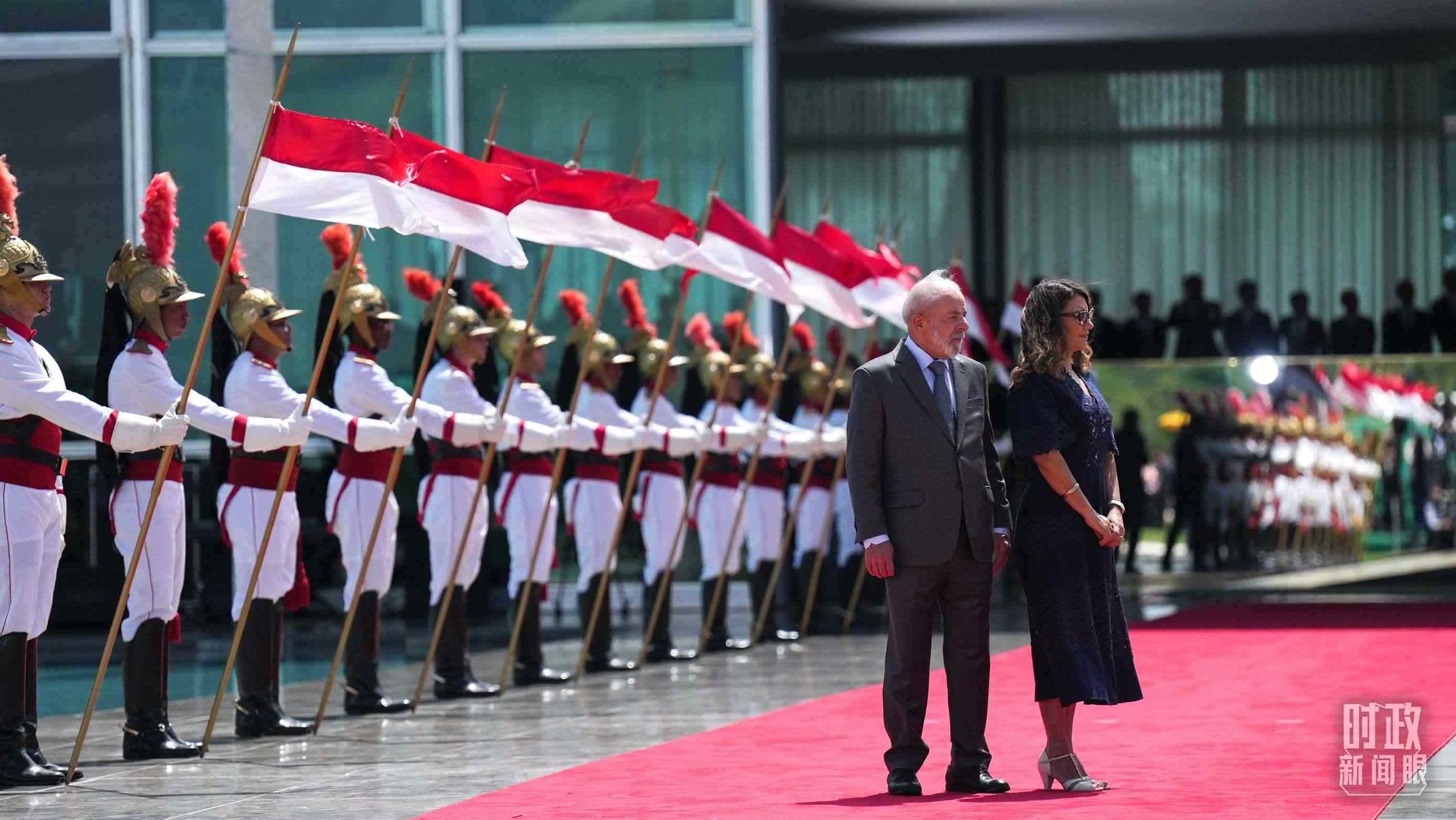 巴西總統(tǒng)盧拉和夫人羅桑等候習(xí)主席到來。