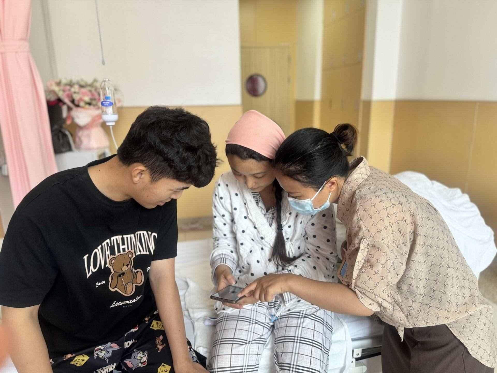 新生兒家庭通過手機辦理新生兒出生“一件事”。安徽省數據資源管理局供圖