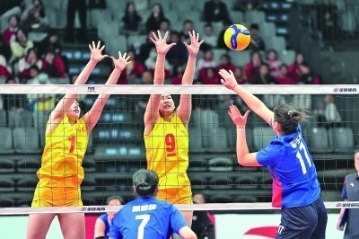 11月27日，山東隊(duì)球員李晨瑄（中）、李美君（左）在比賽中攔網(wǎng)。新華社發(fā)