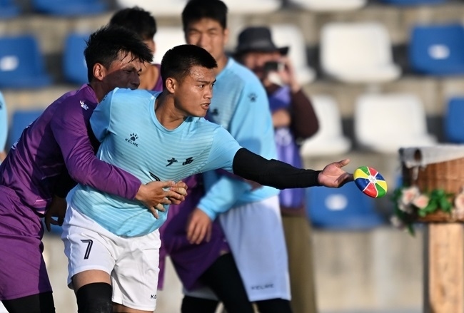 11月28日，花炮半決賽，廣西隊與海南隊展開激烈角逐。新華社記者 郭程攝