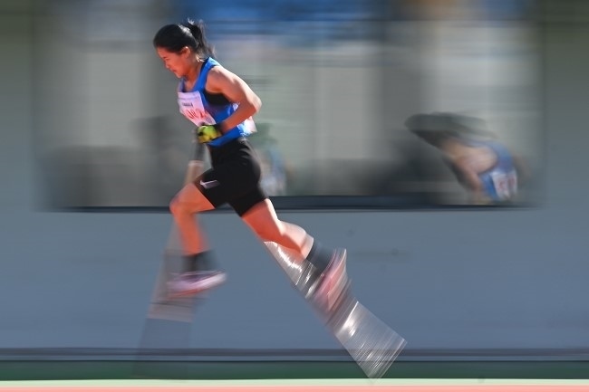 11月28日，海南隊選手吳明芬在高腳競速比賽中。新華社記者 杜子璇攝