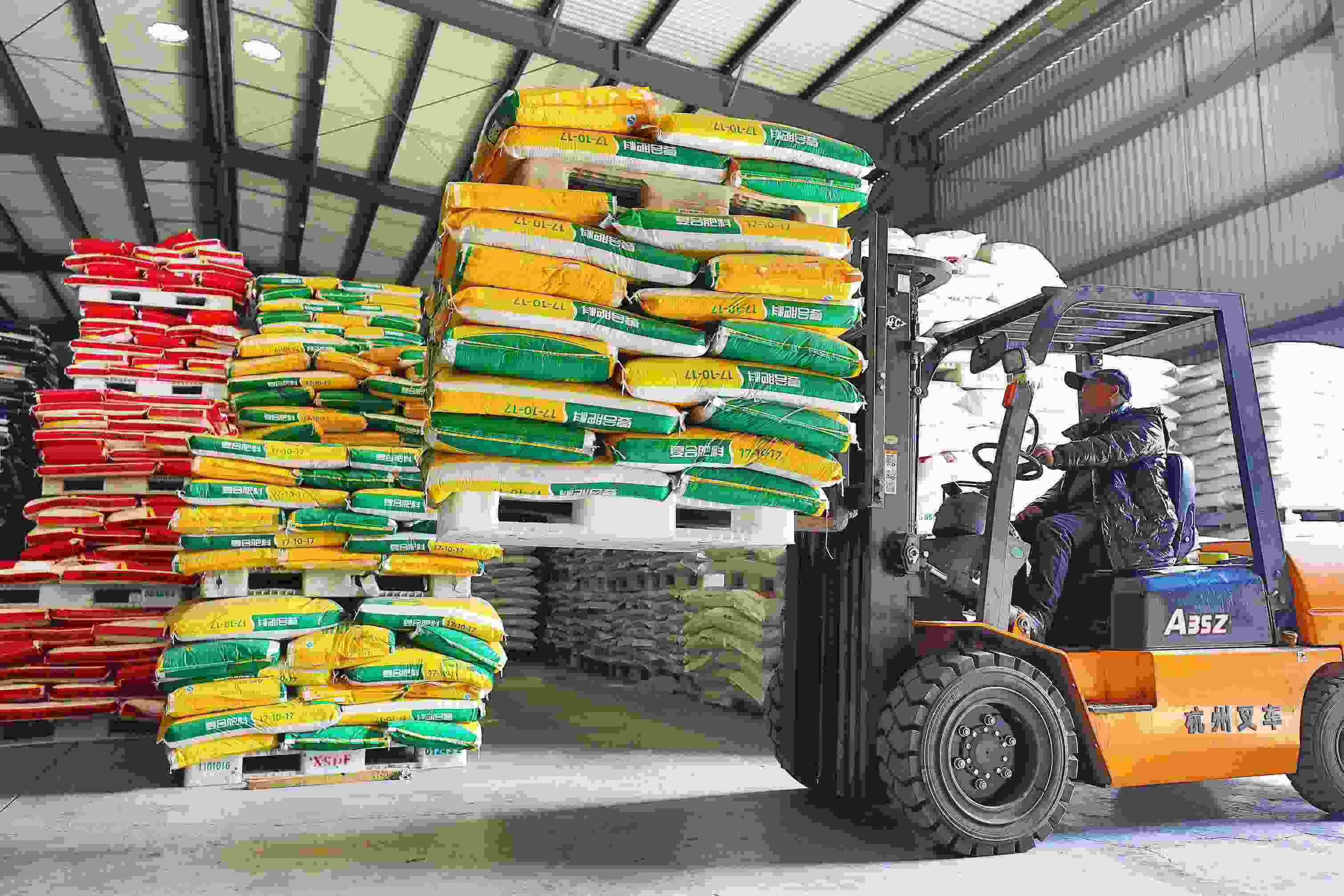 2023年2月15日，在浙江義烏供銷聯(lián)社的農(nóng)資貯存?zhèn)}庫(kù)，工作人員正在調(diào)運(yùn)復(fù)合肥料等農(nóng)資。
