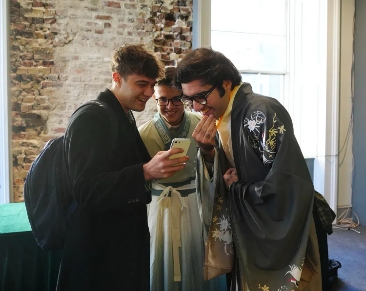 英國學(xué)生感受漢服魅力。吳若鳴攝