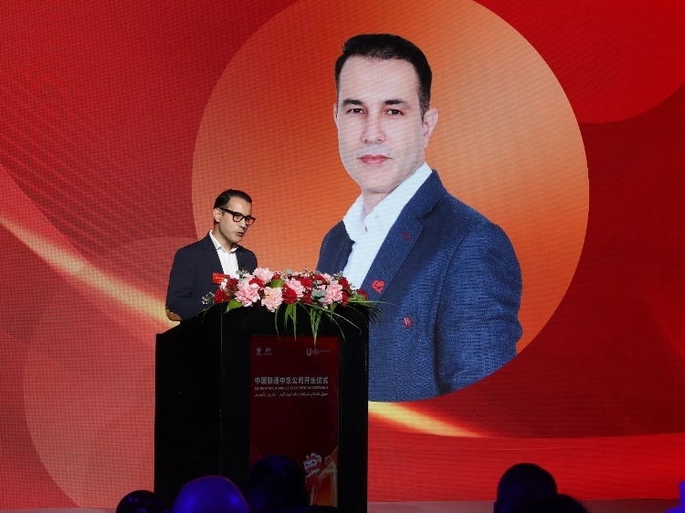 阿聯酋電信公司國際漫游與物聯網業(yè)務負責人賈瓦德·本塔賈爾致辭。中國聯通中東公司供圖