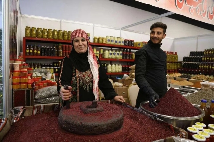 制作辣椒末的當(dāng)?shù)貗D女。納達(dá)爾·達(dá)烏德攝