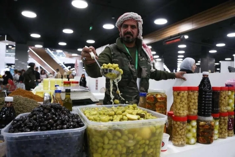 一位展商展示腌橄欖。納達(dá)爾·達(dá)烏德攝