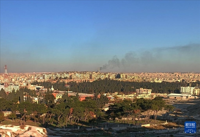 12月1日，敘利亞北部城市阿勒頗升起滾滾濃煙（手機(jī)照片）。新華社發(fā)