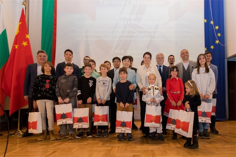 為保加利亞青少年頒發(fā)獎(jiǎng)品。中國駐保加利亞大使館供圖