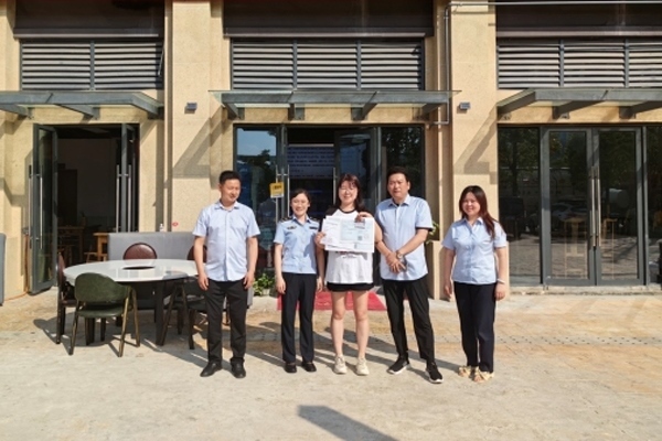 當?shù)毓ぷ魅藛T上門為經(jīng)營者送來了證件。蒼溪縣行政審批和數(shù)據(jù)局供圖