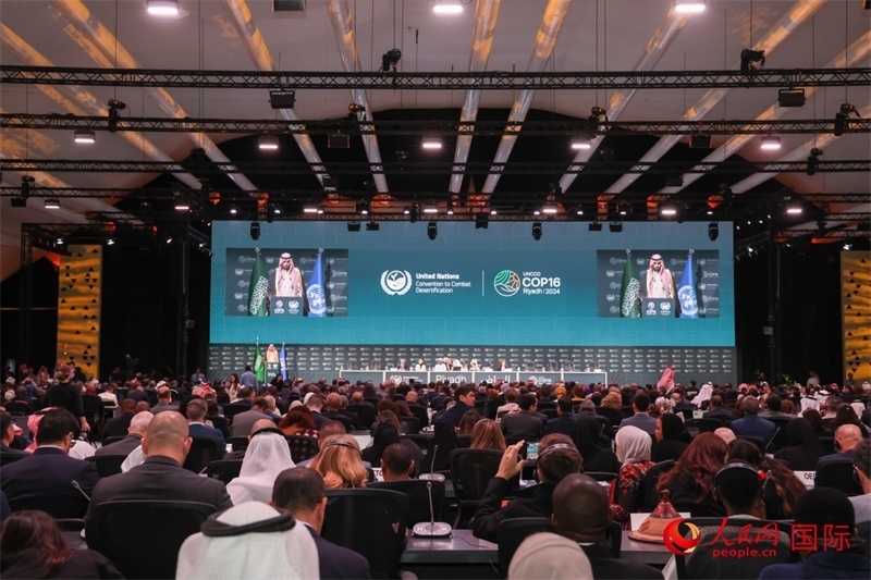 《聯(lián)合國防治荒漠化公約》第十六次締約方大會2日開幕。圖為開幕式現(xiàn)場。人民網(wǎng)記者任皓宇攝