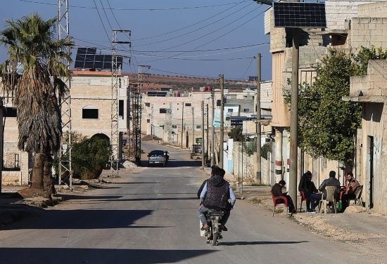 這是12月1日拍攝的敘利亞哈馬省北部一處城鎮(zhèn)街道。新華社發(fā)