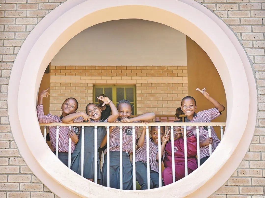 位于博茨瓦納南部的莫帕尼小學(xué)是中國援建的現(xiàn)代化學(xué)校，當(dāng)?shù)貎和慕逃龡l件因此得到改善。圖為莫帕尼小學(xué)課間休息的學(xué)生們。新華社記者 韓旭 攝