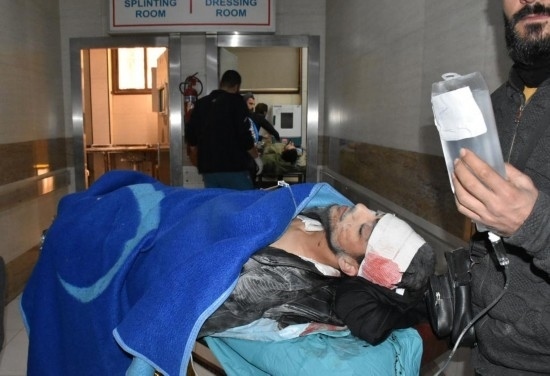 11月29日，在敘利亞阿勒頗，傷者被送往醫(yī)院接受治療。新華社發(fā)
