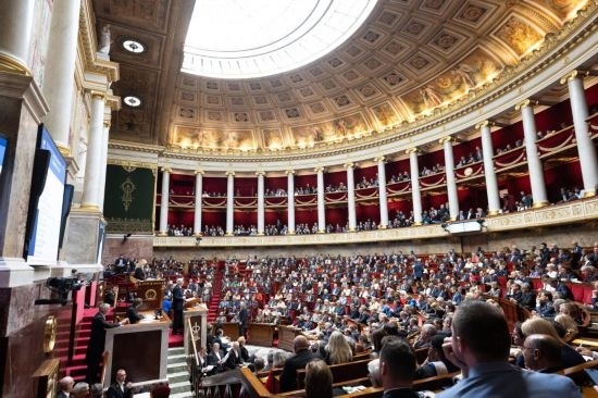 10月1日，法國總理巴尼耶在位于巴黎的法國國民議會發(fā)表演講。新華社發(fā)（杰克·陳攝）