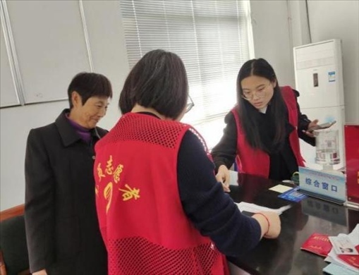 代辦人員為村民辦理醫(yī)保報銷。 圖片來源：江蘇南通啟東市數(shù)據(jù)局