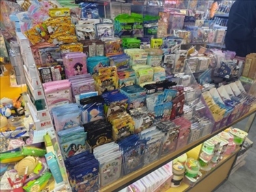 北京某文具店卡牌盲盒柜臺(tái)，未設(shè)相關(guān)提醒。人民網(wǎng)記者 黃鈺攝