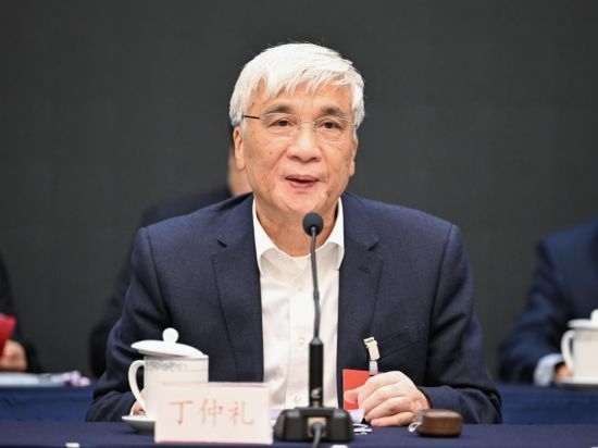 全國人大常委會副委員長、歐美同學(xué)會會長丁仲禮作工作報告