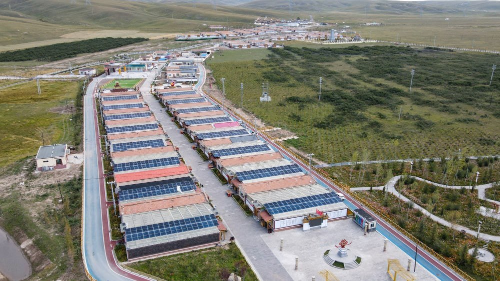 圖為9月24日拍攝的青海省海北藏族自治州剛察縣沙柳河鎮(zhèn)果洛藏貢麻村。（無人機(jī)照片）（潘彬彬 攝）